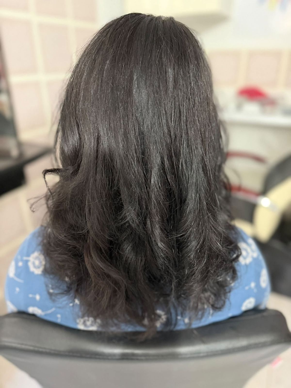 Tmavé kučeravé vlasy zozadu po strihu v salóne Secret Hair