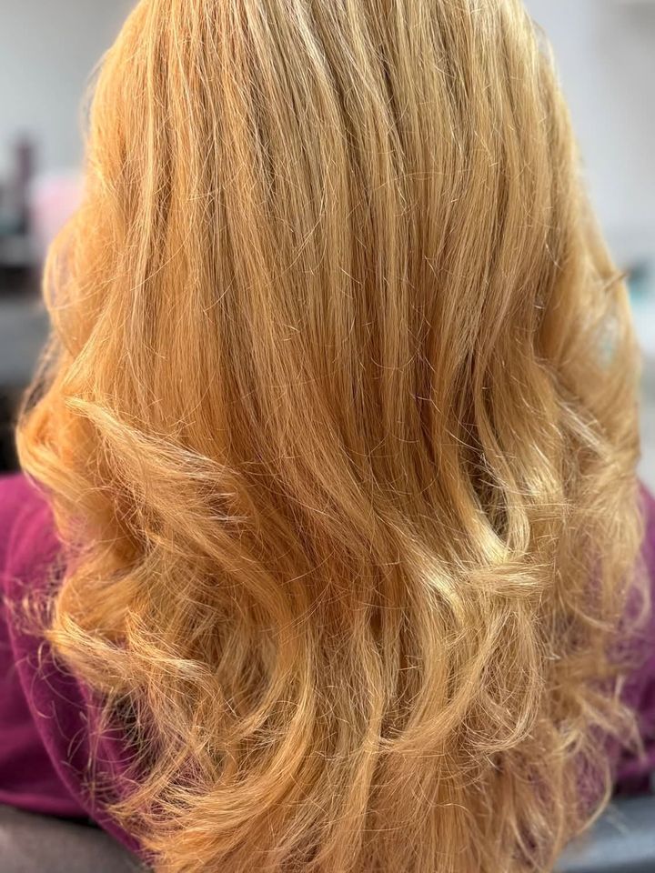 Po: teplá blond s vlnami